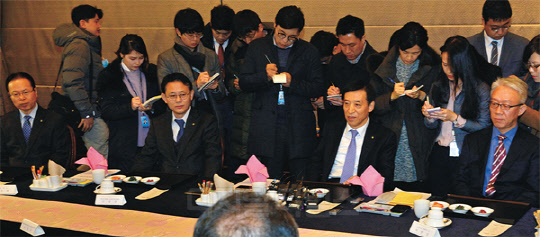 이주열 한국은행 총재(왼쪽 세번째)가 8일 오전 서울 남대문로 한국은행에서 열린 경제동향간담회에서 인사말을 하고 있다. 이주열 총재는 "트럼프 행정부가 TPP(환태평양경제동반자협정) 탈퇴, NAFTA(북미자유무역협정) 재협상을 추진하면서 독일, 중국, 일본 등에 대해 환율 조작을 경고하는 등 보호무역주의 정책 기조를 분명히 하고 있다"며 "어려워지고 있는 무역 환경에 대한 대응과 준비가 시급한 현안 과제"라고 말했다.  김민수기자 ultrartist@